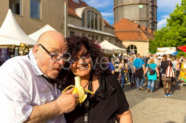 Grenzenlos-Festival 2014 - Arno Loeb füttert myheimat-Reporterin Sabina Scherer