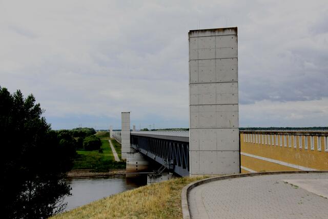 Der Mittellandkanal überquert mittels der Trogbrücke die Elbe.