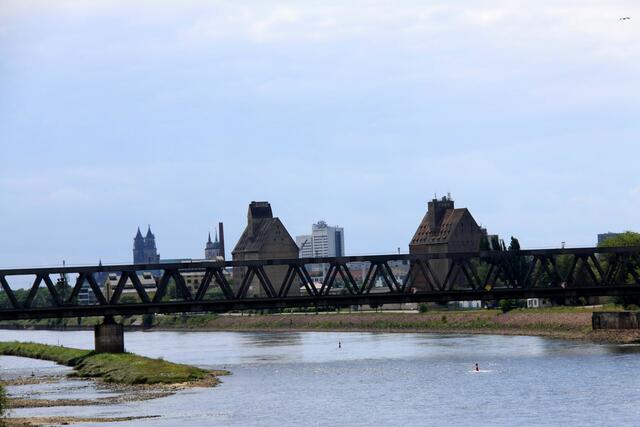 Blick von der Herrenkrugbrücke nach Magdeburg