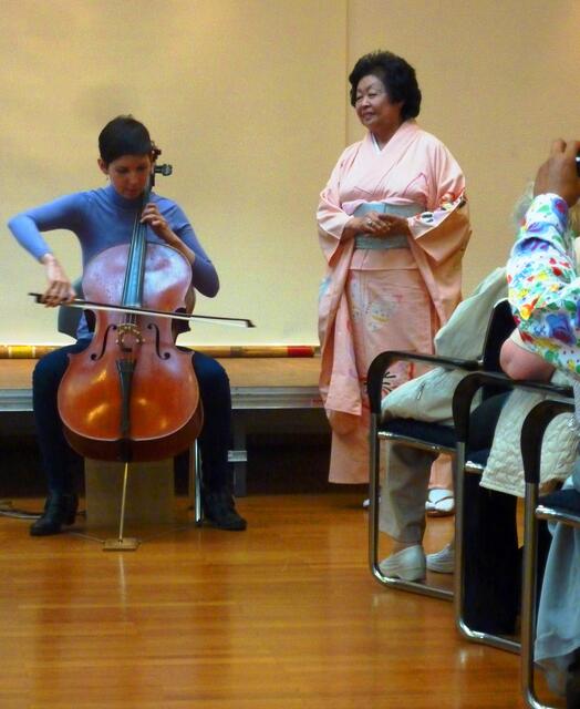 Sie singt das japanische Volkslied Sakura.