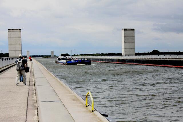 Der Mittellandkanal überquert mittels der Trogbrücke die Elbe.