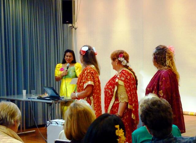 Flora Collin begrüßt nun Shima Mahi, Rashia Narih und Sira Miraja von der indisch-orientalischen Tanzgruppe Mahia aus Langenhagen.