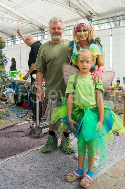 4. Fest der Naturgeister im 2014 im Botanischen Garten Augsburg - in der Elfenwerkstatt - Airbrush-Weltmeister Meinrad Froschin mit zwei Elfen