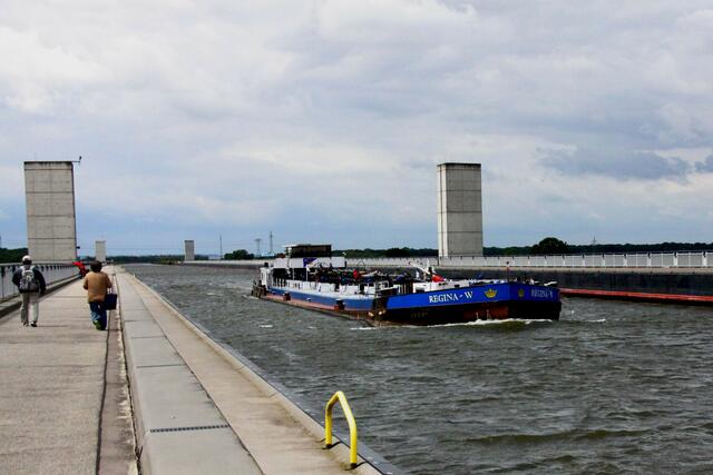 Der Mittellandkanal überquert mittels der Trogbrücke die Elbe.