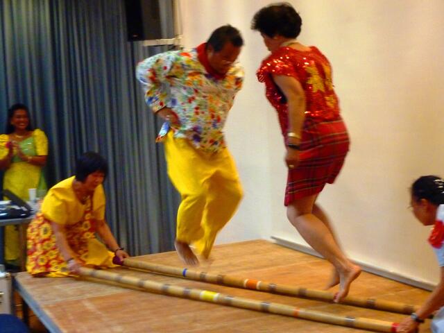 Leider ist das Foto nicht klar, aber ich möchte trotzdem den schwierigen Tinikling-Tanz zeigen. Die Tänzer müssen auf ihre nackten Füße aufpassen und immer wieder hochspringen, wenn die Bambusstangen gegeneinander geschlagen werden.