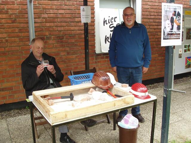 Stand des Kalisalzmuseums mit Uli Ochmann und Peter Schaprian.