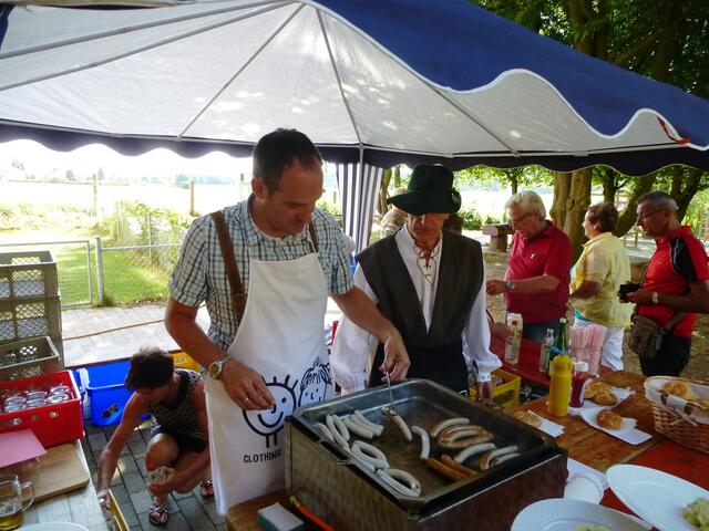 Später gab es Würstle und Rollbraten- von den Sängern eigenhändig zubereitet- bis alle aufgegessen waren!