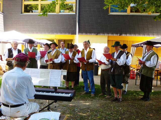 Männergesangsverein "Liederkranz" Täfertingen beim Hoigarta am 22.06. 2014 im Pfarrheim- Garten Täfertingen