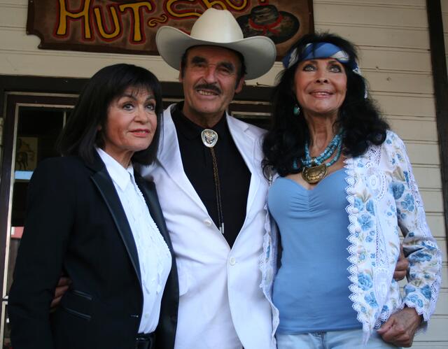 10. Süddeutsche Karl May-Festspiele in der Western-City Dasing - Intendant und Darsteller Fred Rai mit den Premierengästen und ehemaligen Filmdarstellerinen Marie Versini (Nscho-Tschi) und Dunja Rajter (Belle).