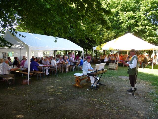 Ein Solo von Martin Hackl- und ca. 150 Zuhörer beim beim Hoigarta des Männergesangsvereins "Liederkranz" Täfertingen am 22.06. 2014 im Pfarrheim- Garten, Täfertingen
