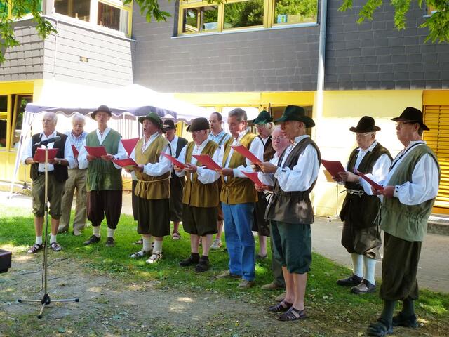 Männergesangsverein "Liederkranz" Täfertingen beim Hoigarta am 22.06. 2014 im Pfarrheim- Garten Täfertingen- in der historischen Tracht