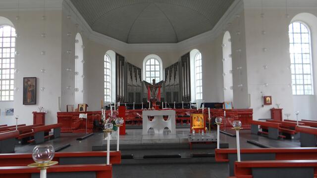 Das modern gestaltete Innere der Hauptkirche St. Trinitatis; das Kruzifix stammt aus dem 13. Jahrhundert.