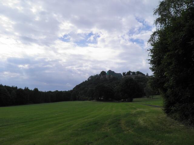 morgens auf dem Weg zur Festung, das Hauptgebäude ist eingerüstet und wird gerade saniert. Im kommenden Jahr werden hier sämtliche Sammlungen und Ausstellungen der Festungsanlage zusammengelegt.