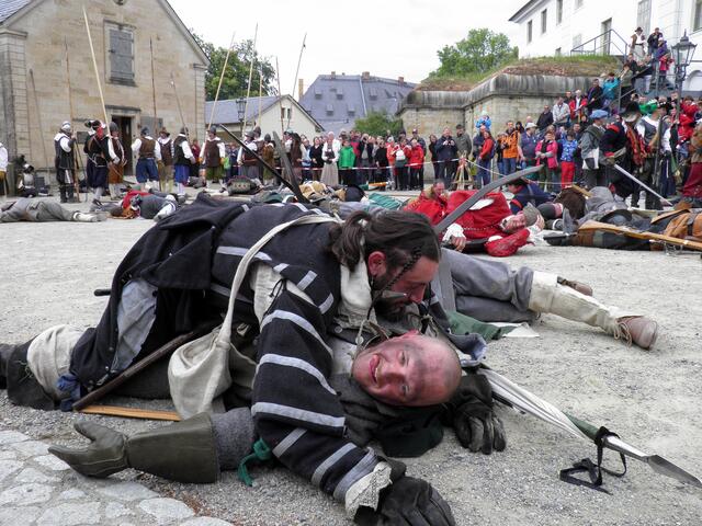 ...zugunsten der Verteidiger - was manchen knapp überlebenden freut