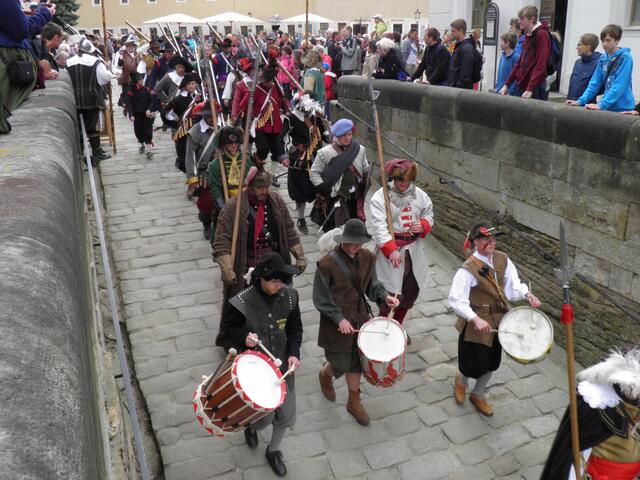 Trommler, Croaten, Musketiere und Pikeniere ziehen hinab zum Tor