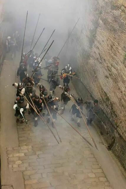 unaufhaltsam marschieren die schwedischen Pikeniere voran und machen den Weg frei  - Foto von Sylwia Grela