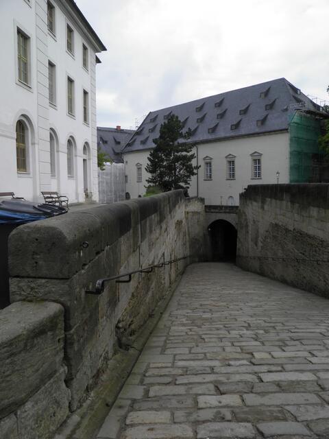 die Hauptauffahrt - unten im Durchgang geht es nochmal so tief zur Inneren Ringmauer hinab. Ein Seilzug half früher dabei, die Fuhrwerke mit Proviant, Pulver und allem Anderen in die Anlage zu bekommen.