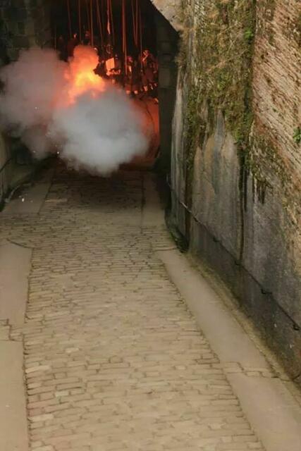 dann ein mächtiger mehrfacher Feuerball aus dem Zwischentor, der Feind hat die erste Mauer überwunden und schickt sich nun an, in die obere Anlage einzudringen - Foto von Sylwia Grela