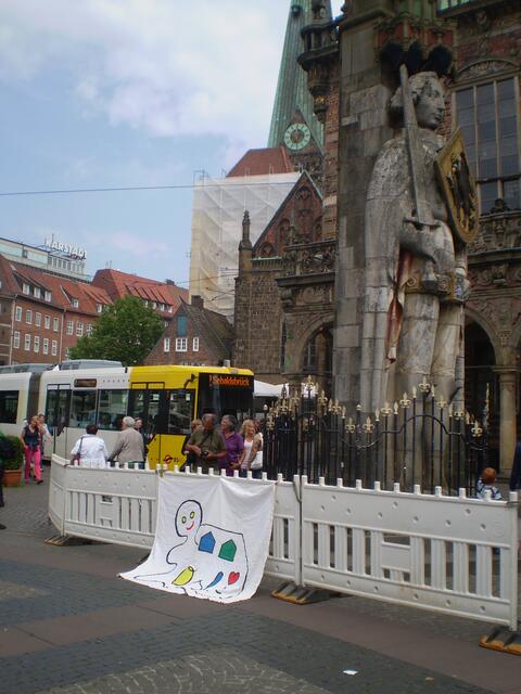 Bremen, 28. Juni 2014, Bremer Schulfahne beim Roland am Bremer Rathaus