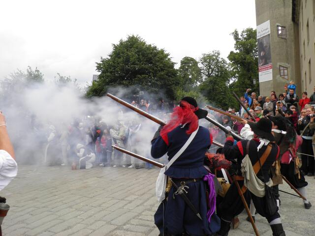 Eine Salve aus den Luntengewehren soll die Angreifer abwehren....