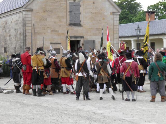 die Gefangenen werden aus der Schatzkammer abgeführt