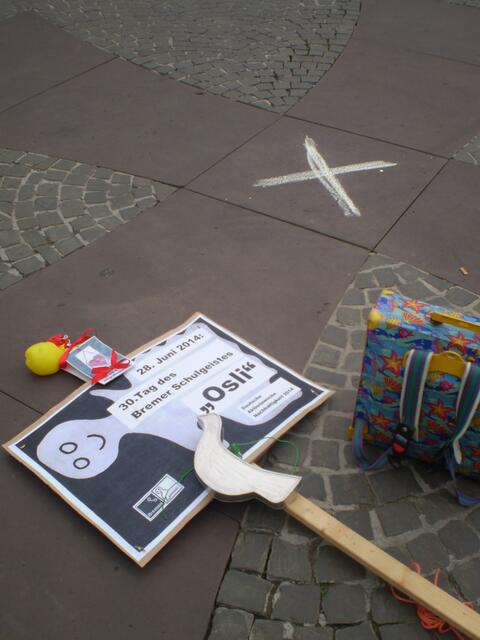 Bremen, 28. Juni 2014, 11.56 Uhr: BAKI-Plakat und Büchertasche von JAN auf dem Hanseatenkreuz - mit dem "BREMER KREUZ FÜR ALLE SCHULEN"