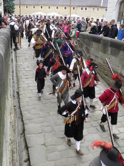 Tausende von Zuschauern harren der Dinge, die kommen werden