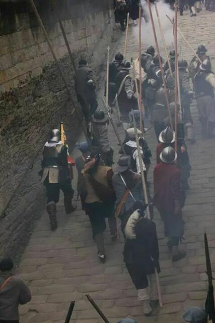 man formiert sich oben, derweil die Schweden näher rücken