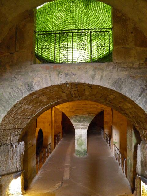 In diesem Keller (grüne Weinflaschen deuten es an) befand sich im 18. Jahrhundert ein gigantisches Weinfass, in dem etwa 52000 Liter Wein gelagert werden konnten