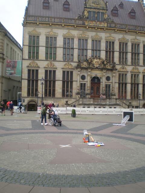 Bremen, 28. Juni 2014: Blick auf das Bremer Hanseatenkreuz mit dem BREMER KREUZ FÜR ALLE SCHULEN, der Schultasche von JAN und den BAKI-Plakaten zum 30. Tag des Bremer Schulgeistes Osli