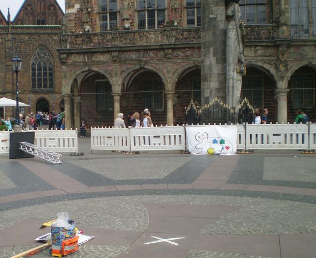 Bremen, 28. Juni 2014, nach 11.57 Uhr: Bremer Schulfahne vor dem Roland am Hanseatenkreuz mit dem "BREMER KREUZ FÜR ALLE SCHULEN"