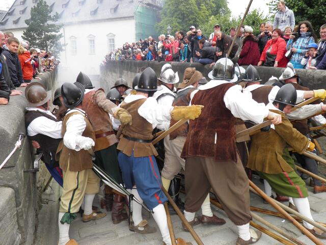 dann gehen die früh zurückgekehrten Pikeniere der Festungsverteidung in Angriffsstellung um die Schweden abzuwehren