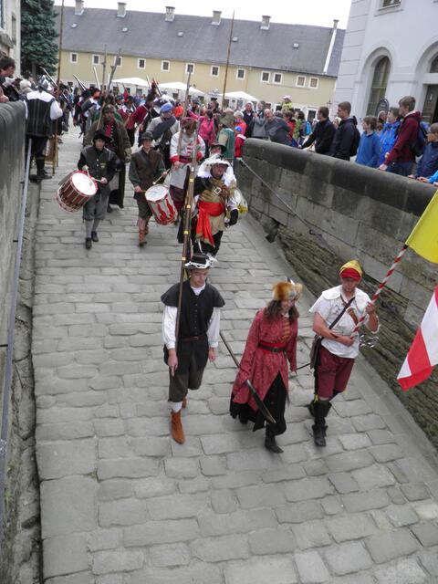 es geht hinab zum Haupttor