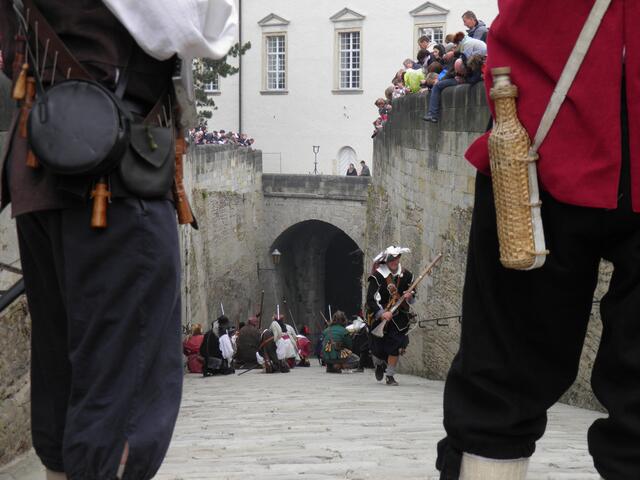 ein heftiger Schußwechsel zwingt etwas später auch andere Einheiten zurück