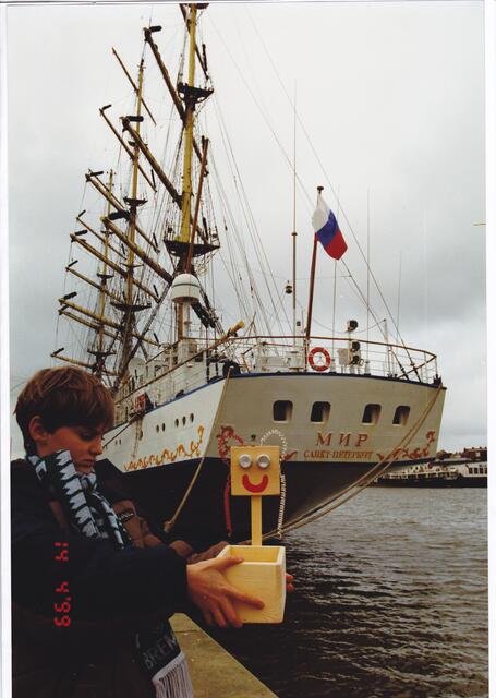 JAN aus Bremen mit einer Bremer Schulkiste BAKI für die MIR in Bremerhaven am 14. April 1999