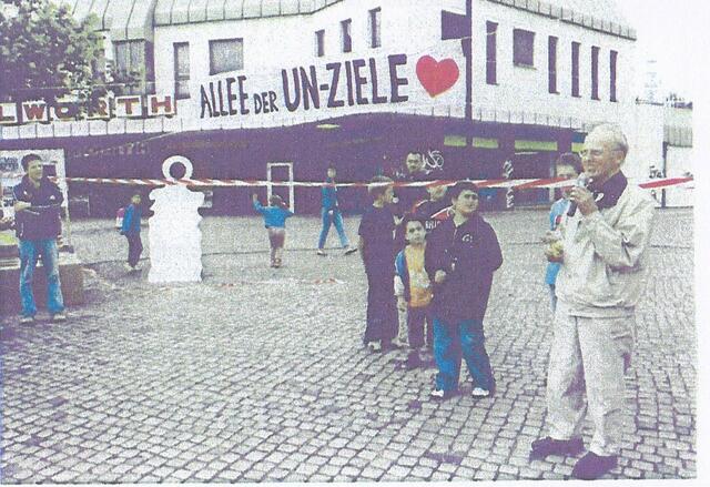 17. Juni 2006: Herr Ernst Heinrichsohn, Weltbürger aus Oldenburg, öffnet die symbolische Allee der UN-Ziele auf dem Bremer "Platz der Schule"
