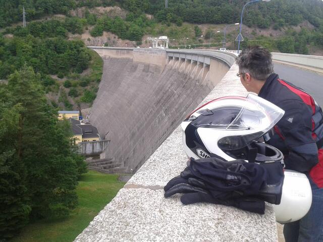 Die Staumauer des Hohewarthestausees. Mit 75 Metern über Grund, die sechsthöchste Staumauer Deutschlands und mit 182 Millionen Kubickmetern der viertgrößte Stausee