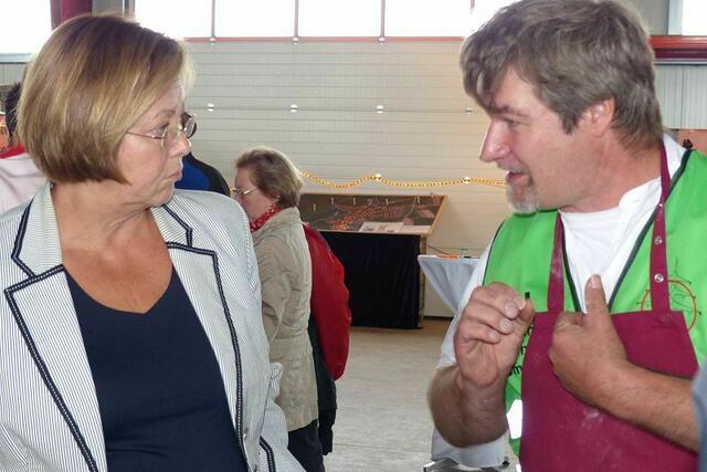 Gabriele Fograscher hört Johannes Geier zu