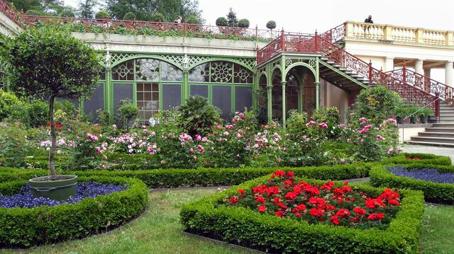 Die gusseiserne Treppe verbindet den Orangeriehof mit der Aussichtsterrasse.