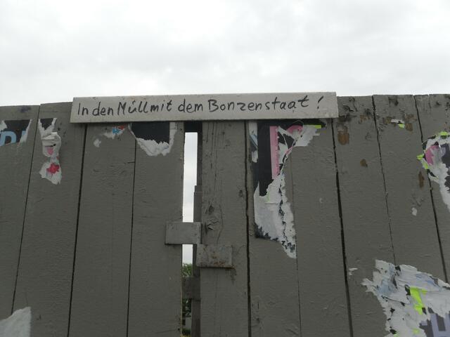Gegenüber vom Neu Land liest man zeitgenössische Botschaften wie diese.