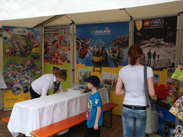 Viele Stände darunter auch das Legoland erwarteten die großen und kleinen Besucher mit einem Gewinnspiel.