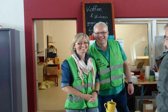 Stadtrat Karl Rehm und seine Frau bieten Kaffee und Kuchen an ....