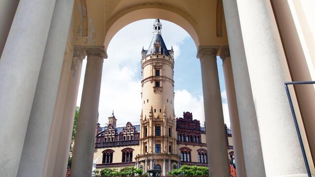 Der Hauptturm des Schlosses, "eingerahmt" durch das Kolonnadentor