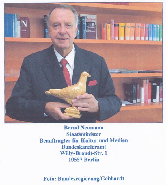 Herr Staatsminister Bernd Neumann aus Bremen mit einer UN-Friedenstaube des Künstlers Richard Hillinger