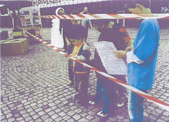 17. Juni 2006: Tayfun öffnet die symbolische Allee der UN-Ziele auf dem Bremer "Platz der Schule"