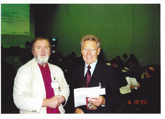 Ich übergebe als Weltbürger am 6. Oktober 2000 in Hannover Herrn Professor Hans Küng die "Bremer Bildungsidee Osli".