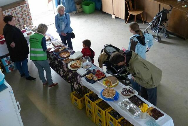 Das Kuchenbüffett wurde immer wieder neu aufgefüllt