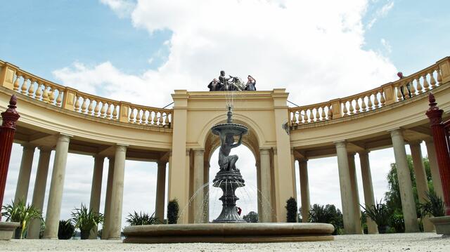 Der Kolonnadenhof mit dem Muschelbrunnen