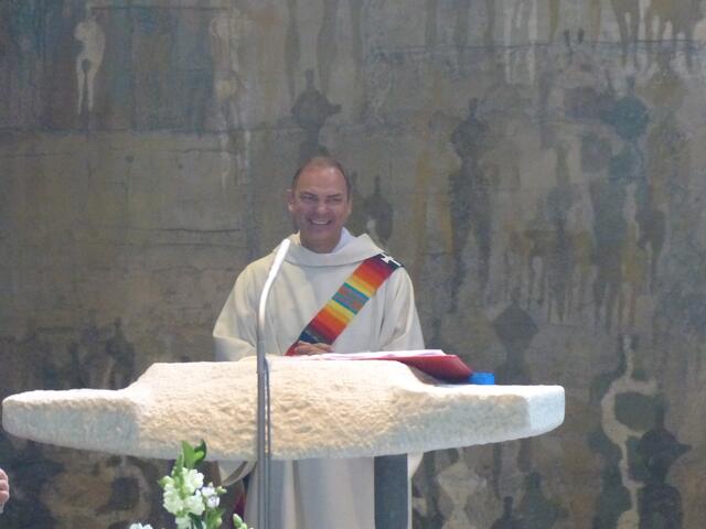 Diakon Wolfgang Müller bei der Predigt