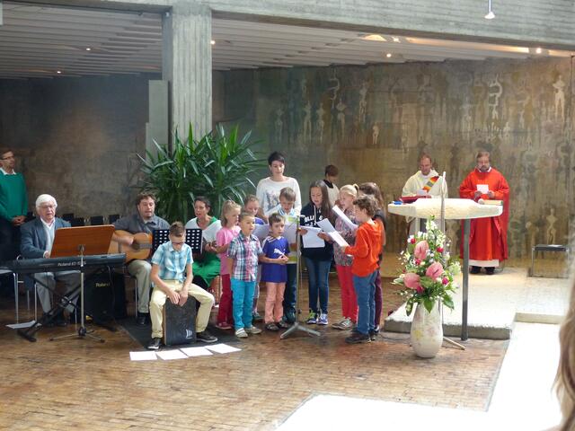 Die Kinder gestalten die Messe musikalisch mit